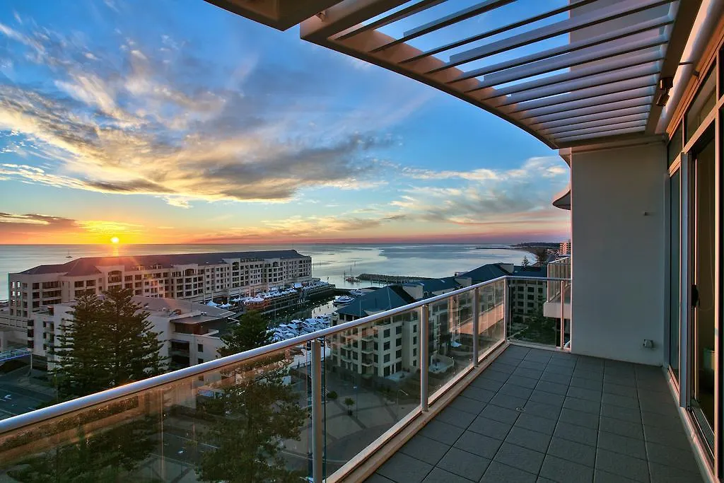 Glenelg Skyline Beachfront Penthouse, Adelaide Apartment